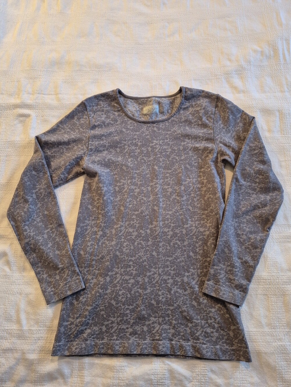 Athleta women's Medium gray lace print long sleeve shirt GUC